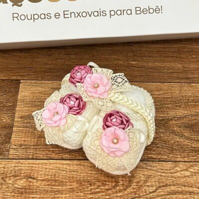 Kit Sapatinho Off - White Tricô com Tiara Flor Rosa