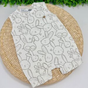 Macacão M/C Estampa Coelhinhos