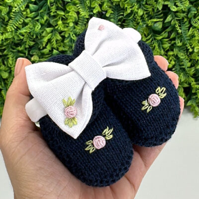 Sapatinho de Tricô Azul Marinho com Tiara Bordado Rococó