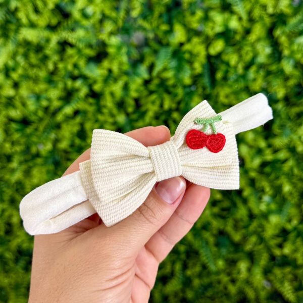 Tiara Gravatinha Off-White Cerejinha
