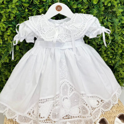 Vestido Cambraia com Gola e Barra em Renda Bordado Tradicional