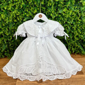 Vestido Cambraia com Gola e Barra em Renda