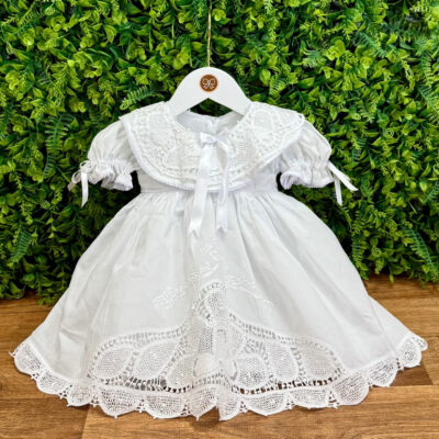 Vestido Cambraia com Gola e Barra em Renda