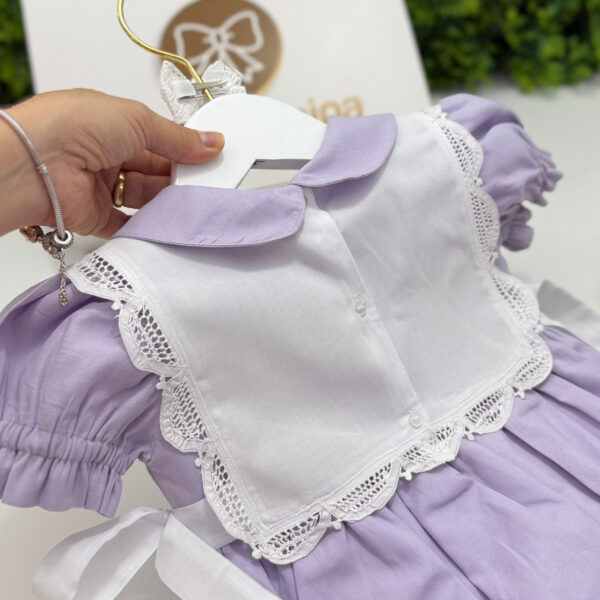 Pimpão Lavanda com Bordado Floral e Babador Removível - Imagem 3