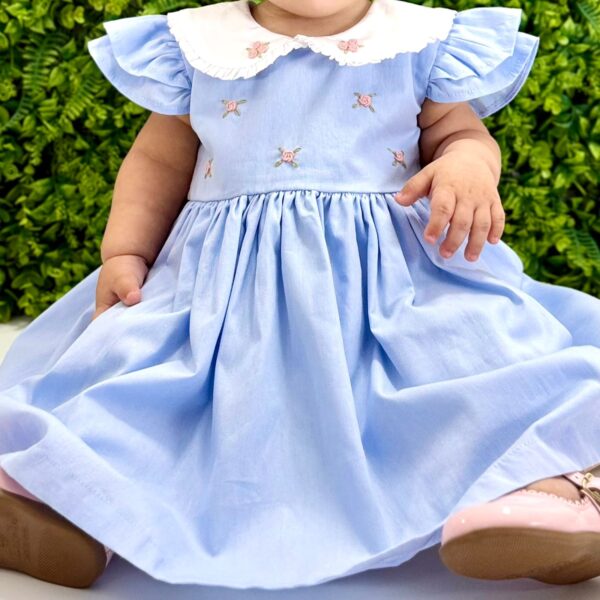 Vestido Paloma Azul Claro Bordado Rococó - Imagem 6