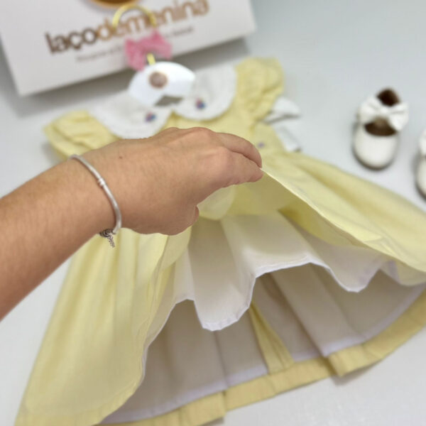 Vestido Paloma Amarelo Bordado Rococó - Imagem 4