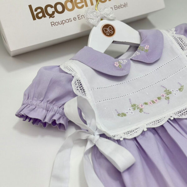 Pimpão Lavanda com Bordado Floral e Babador Removível - Imagem 2