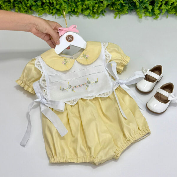 Pimpão Amarelo com Bordado Floral e Babador Removível