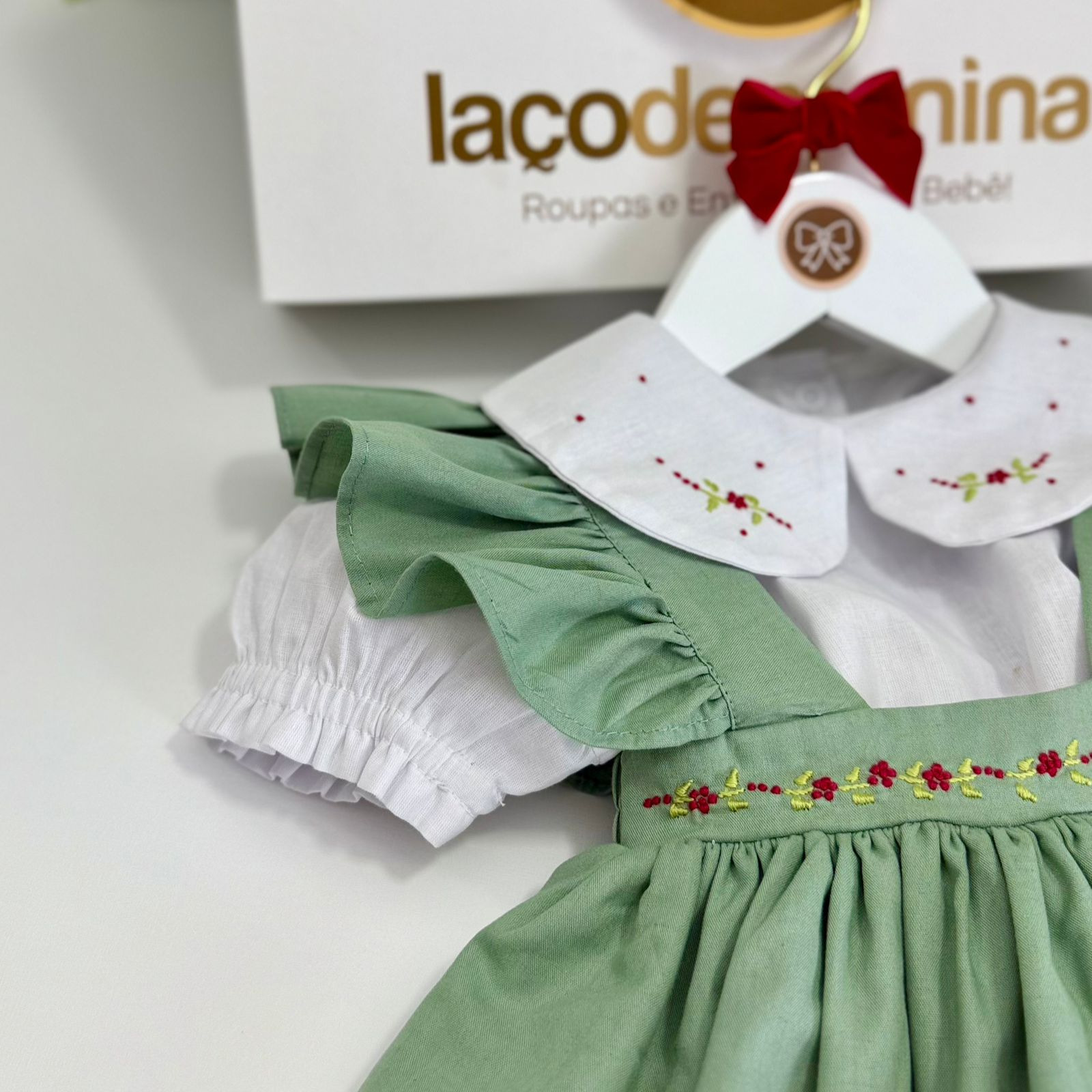 Jardineira Guta Verde Bordado Manual - Imagem 3