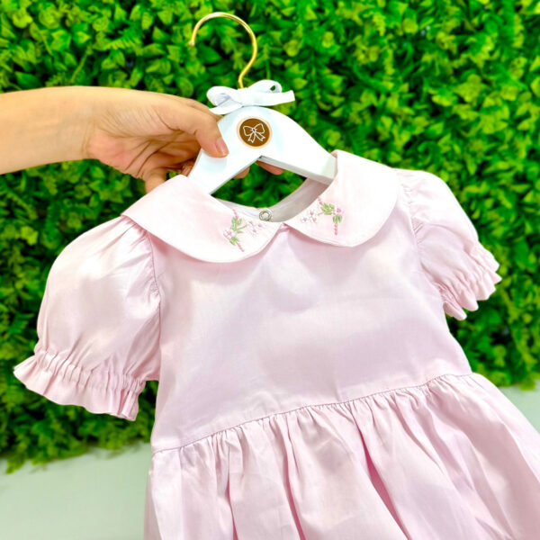 Pimpão Rosa com Bordado Floral e Babador Removível - Imagem 3