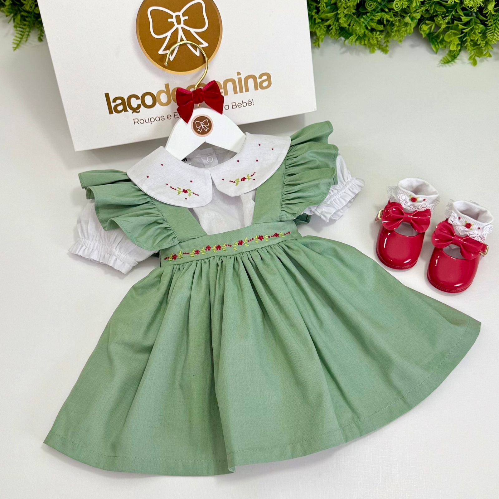 Jardineira Guta Verde Bordado Manual