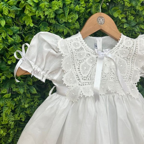 Vestido Três Ordens Branco Acinturado — imagem 2