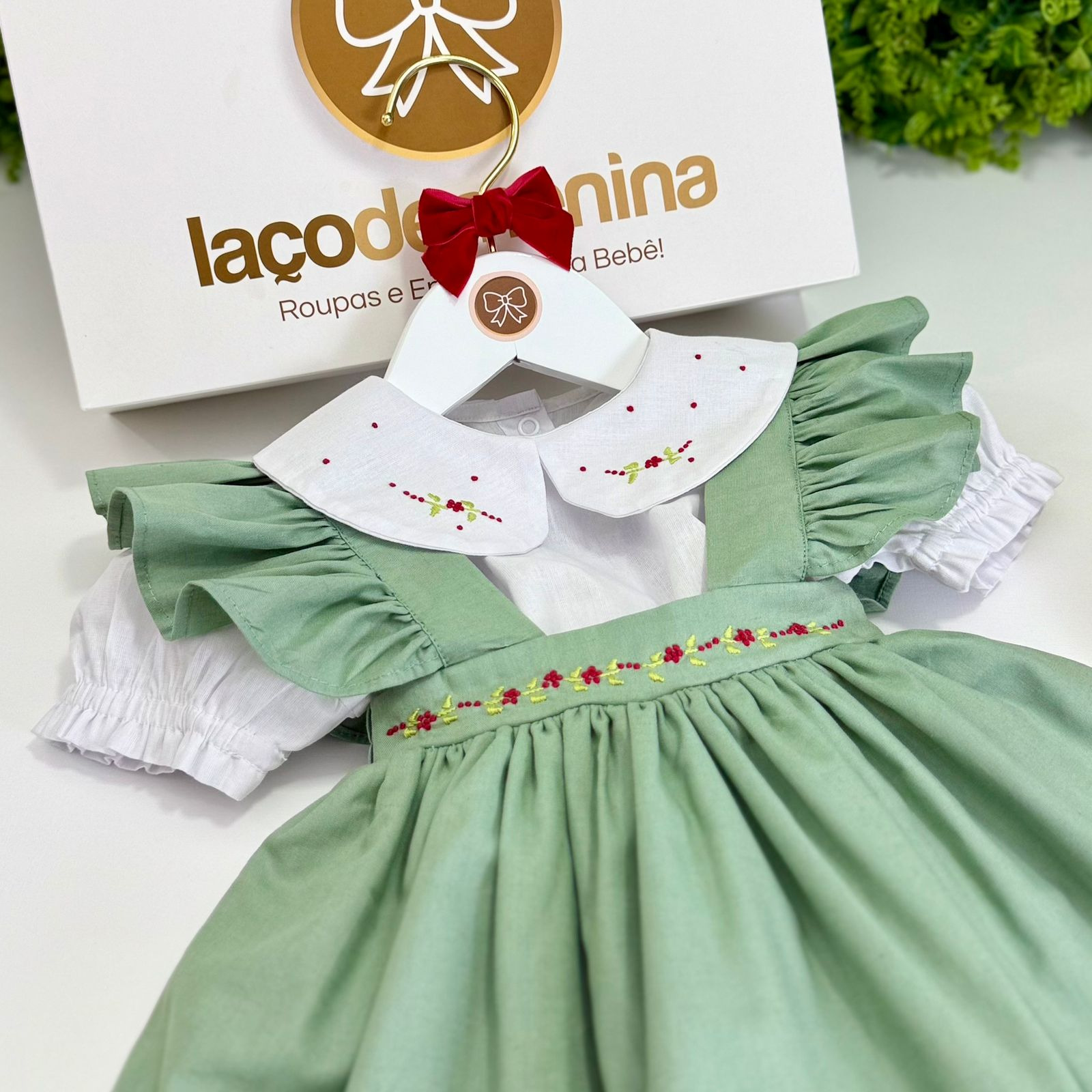 Jardineira Guta Verde Bordado Manual - Imagem 2