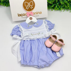 Pimpão Azul com Bordado Floral e Babador Removível