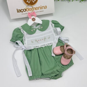 Pimpão Verde com Bordado Floral e Babador Removível