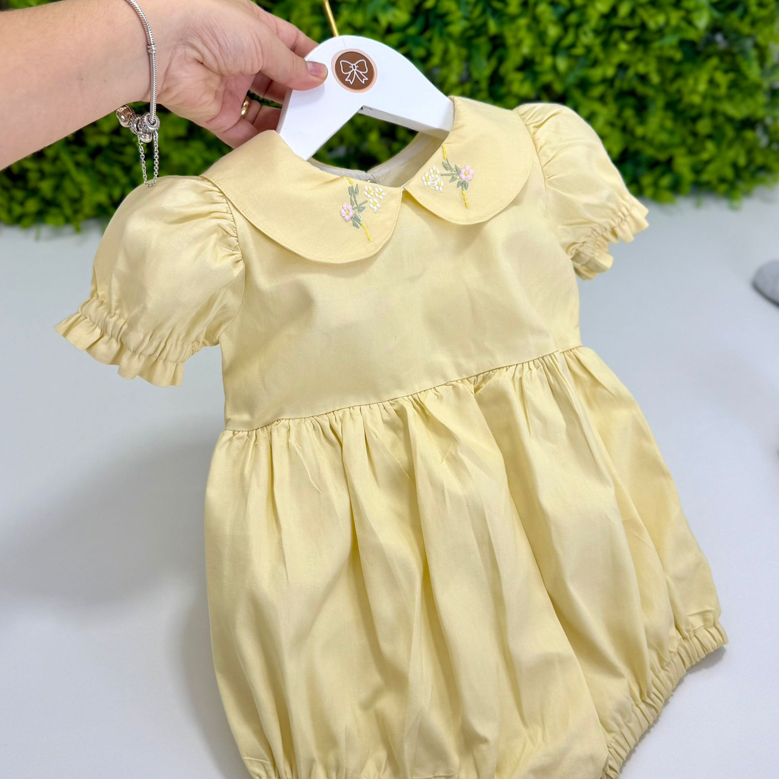 Pimpão Amarelo com Bordado Floral e Babador Removível - Imagem 4