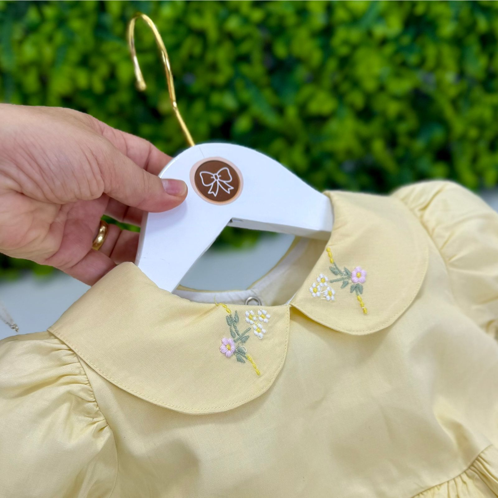 Pimpão Amarelo com Bordado Floral e Babador Removível - Imagem 3
