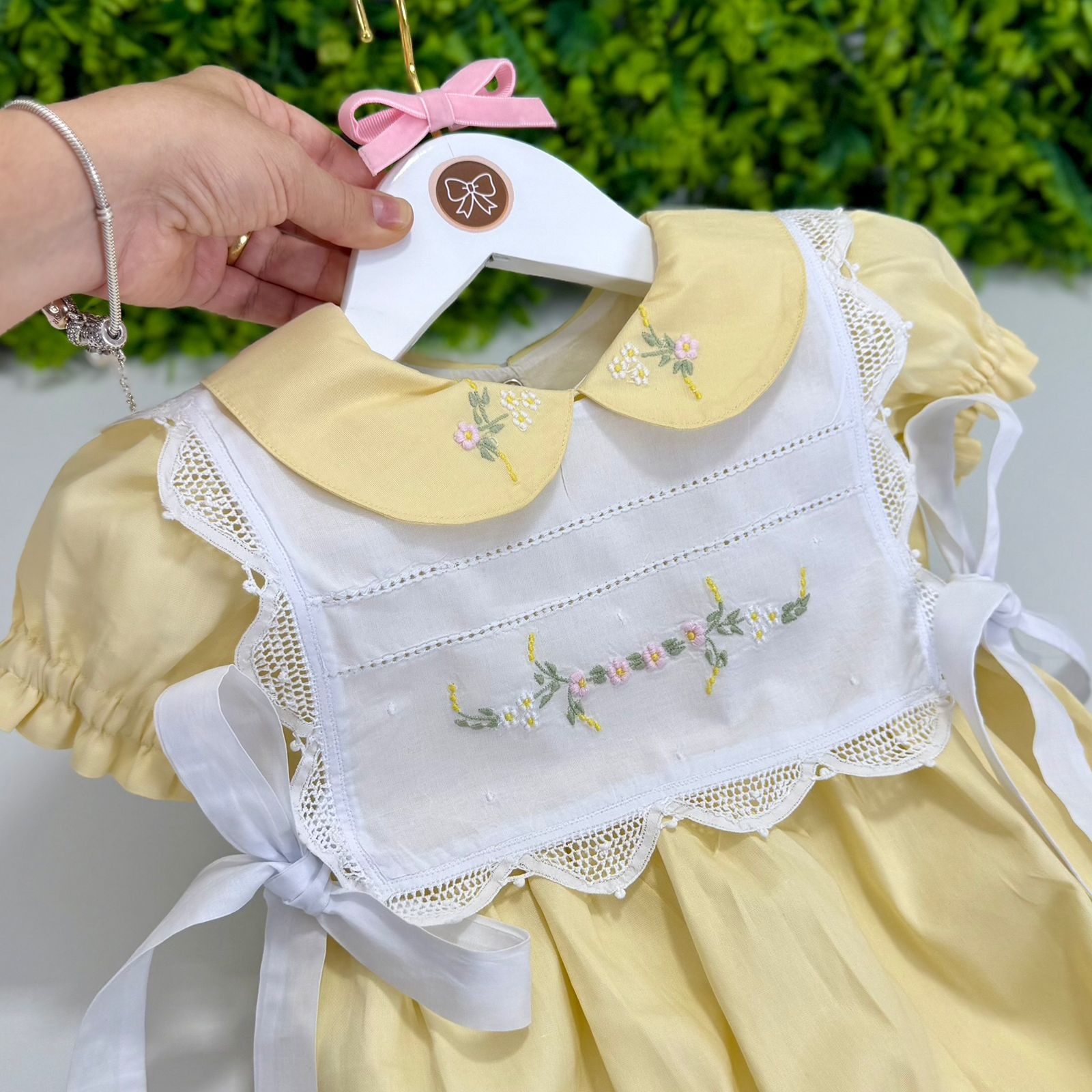 Pimpão Amarelo com Bordado Floral e Babador Removível - Imagem 2