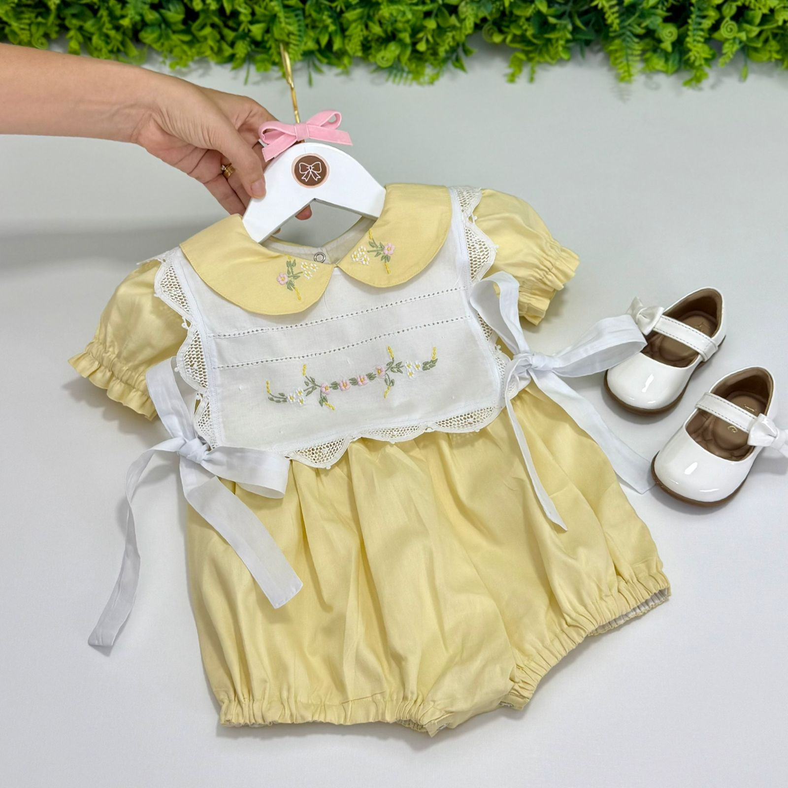 Pimpão Amarelo com Bordado Floral e Babador Removível
