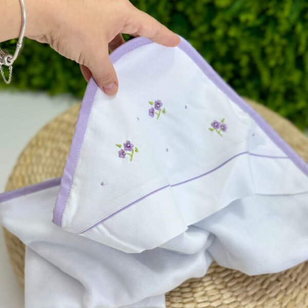 Toalha Capuz Bordado Flor Lavanda — imagem 1