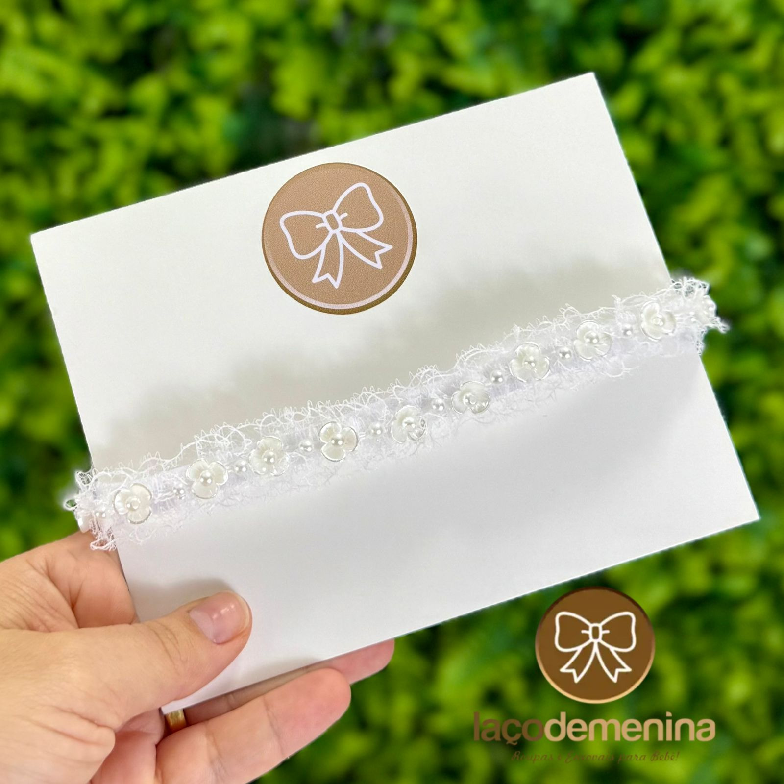 Tiara Branca com Pérolas e Flores - Imagem 2