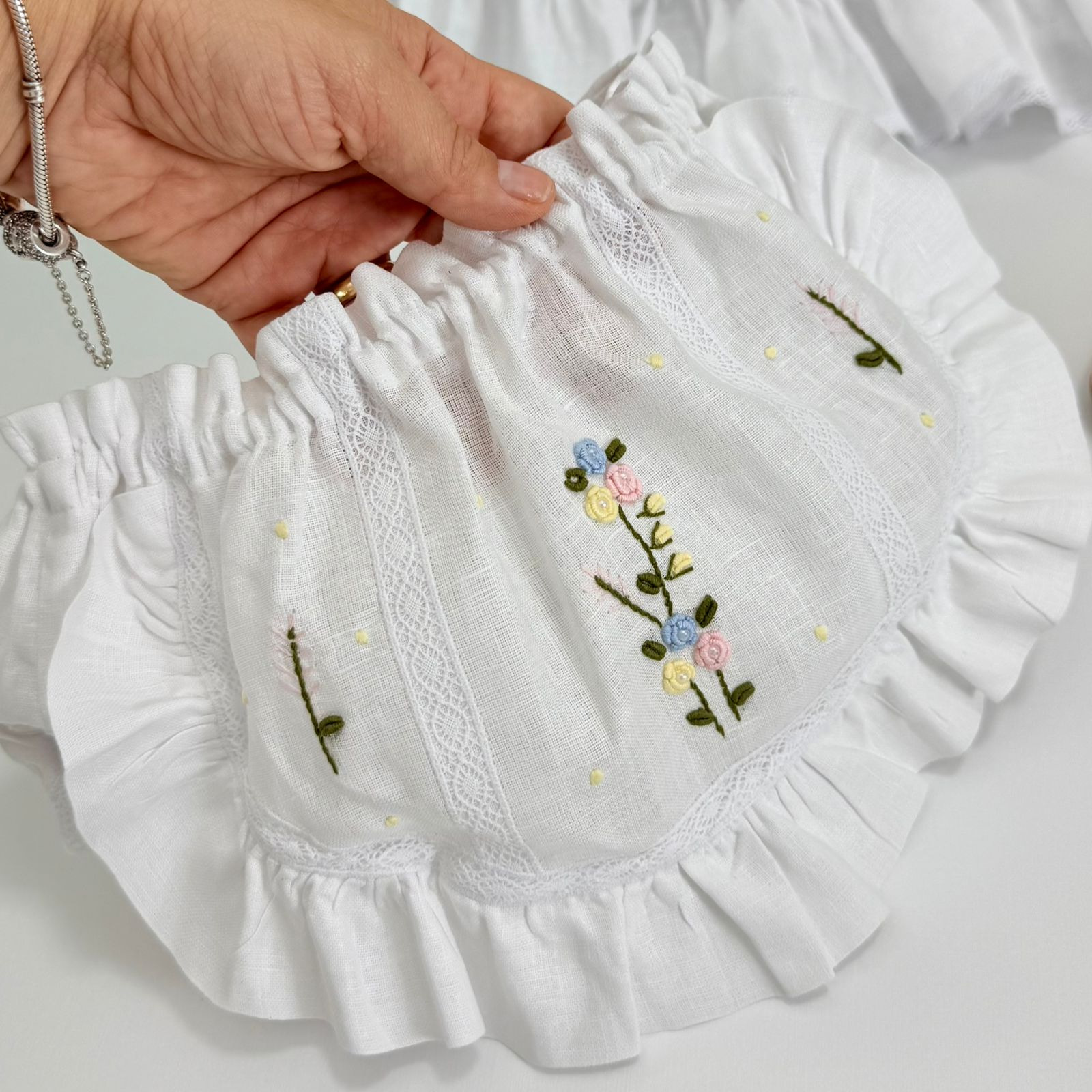 Vestido Cambraia Bordado Manual Rococó - Imagem 4