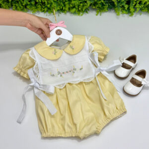 Pimpão Amarelo com Bordado Floral e Babador Removível
