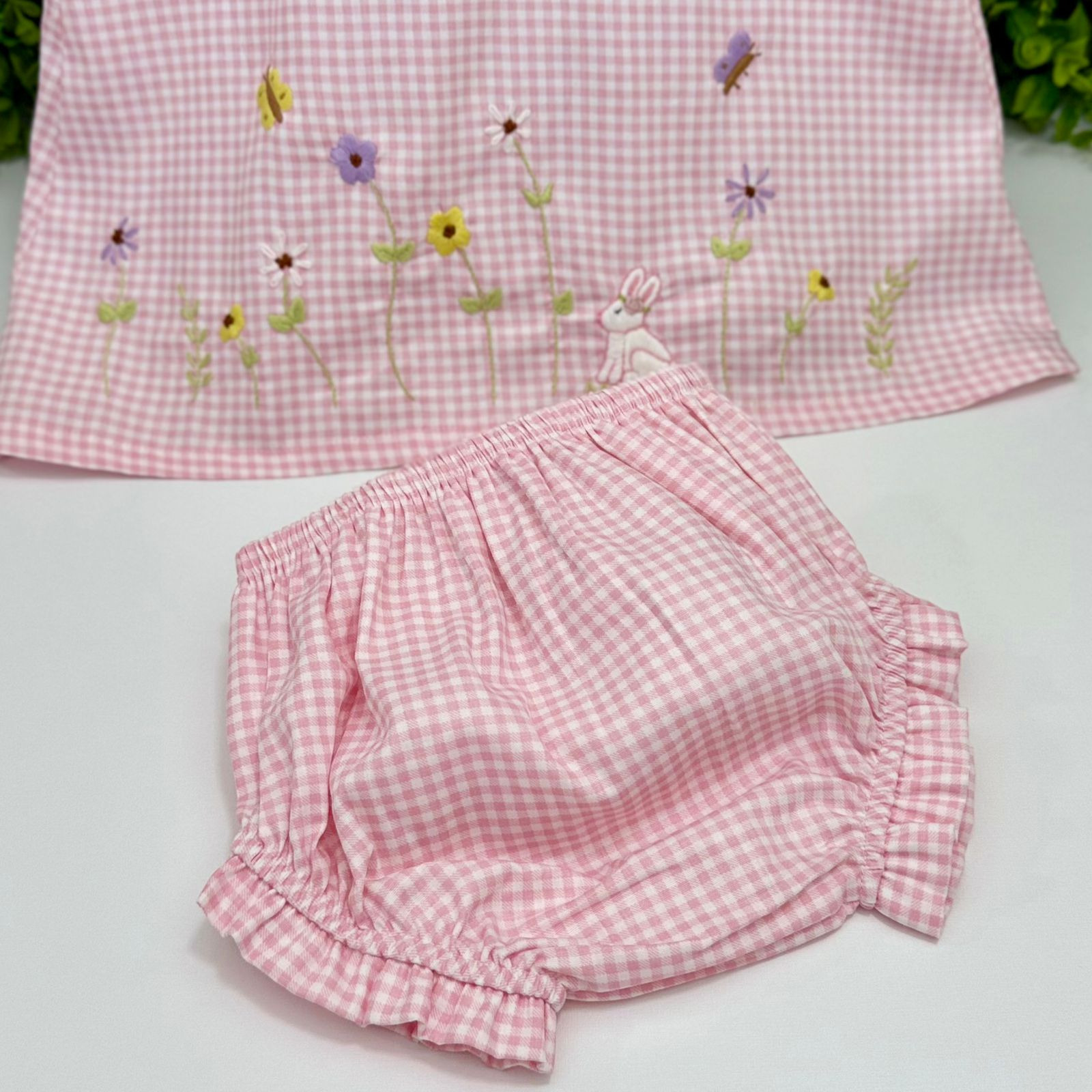Vestido Xadrez Rosa Bordado Manual Coelhinha - Imagem 3