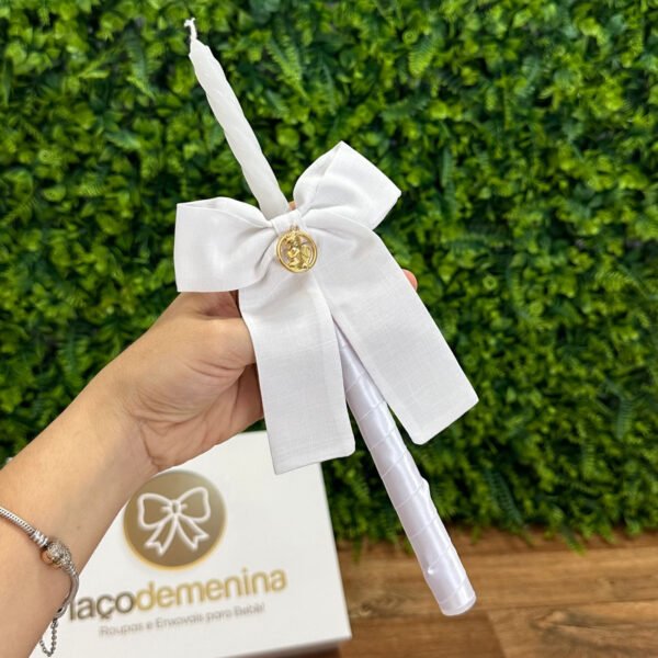 Vela de Batizado com Laço de Linho Branco Pingente Dourado — imagem 1