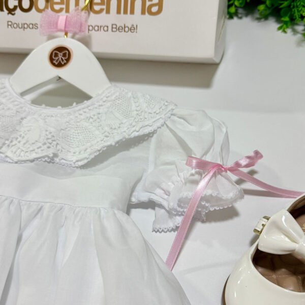 Vestido Cambraia com Gola e Barra em Renda Bordado Rosa — imagem 3