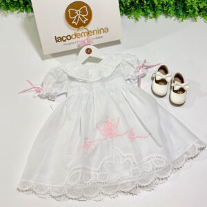 Vestido Cambraia com Gola e Barra em Renda Bordado Rosa