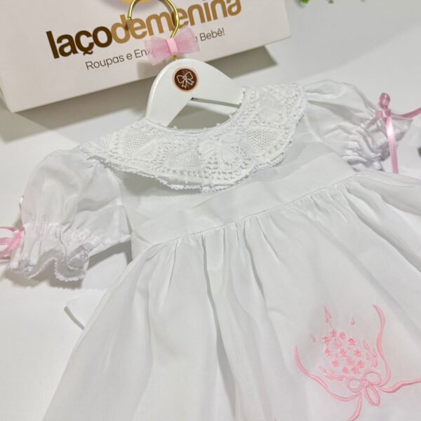 Vestido Cambraia com Gola e Barra em Renda Bordado Rosa — imagem 2