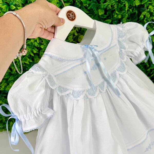 Vestido Boneca Branco Bordado Azul — imagem 2