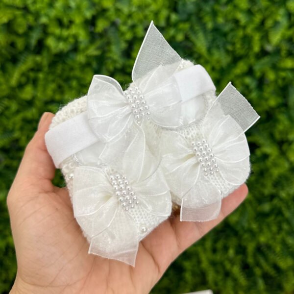 Kit Sapatinho de Tricô com Tiara Organza Branca — imagem 1