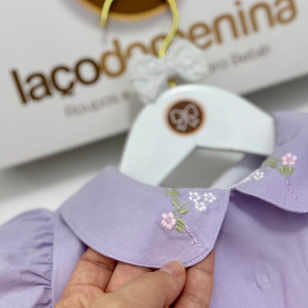 Pimpão Lavanda com Bordado Floral e Babador Removível — imagem 4