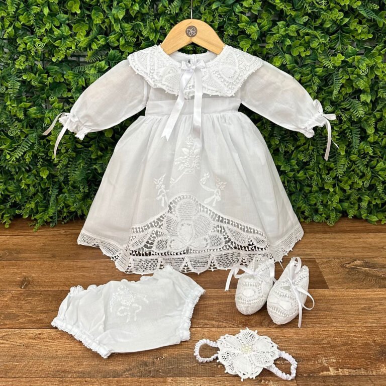 Vestido Cambraia com Barra em Renda Manga Longa