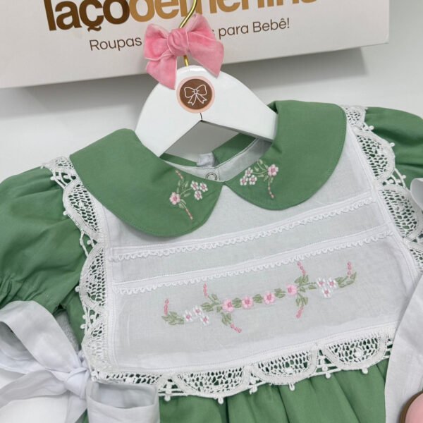 Pimpão Verde com Bordado Floral e Babador Removível — imagem 3