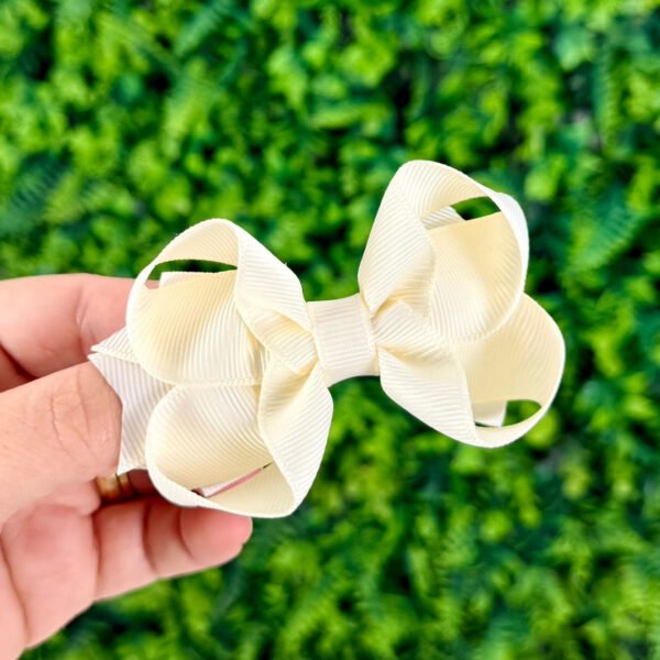 Laço no Bico de Pato Boutique Off-White — imagem 1