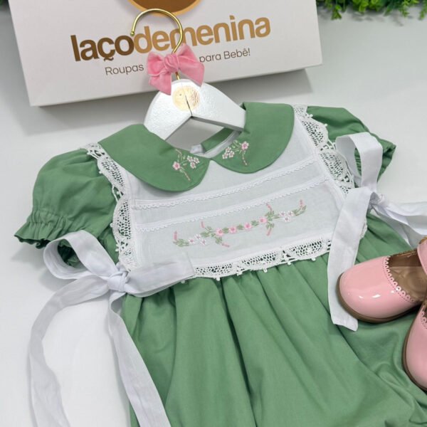 Pimpão Verde com Bordado Floral e Babador Removível — imagem 2