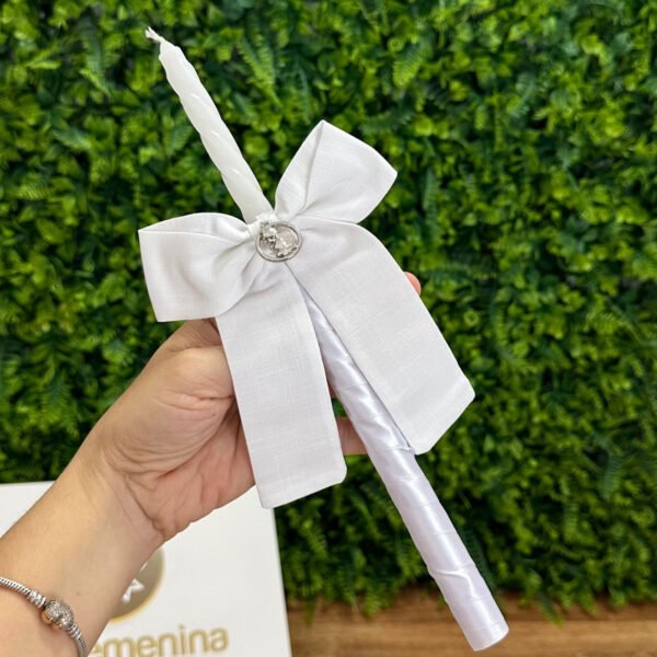 Vela de Batizado com Laço de Linho Branco Pingente Prateado — imagem 1