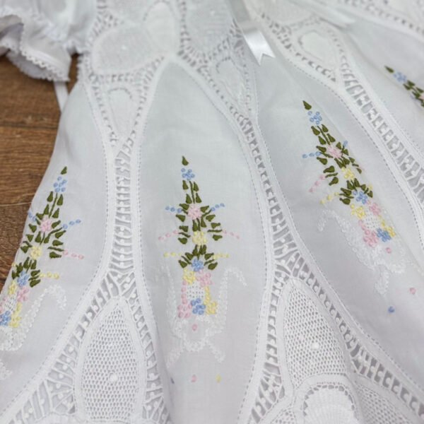 Vestido Renda Renascença Lágrima Bordado Manual Colorido — imagem 3