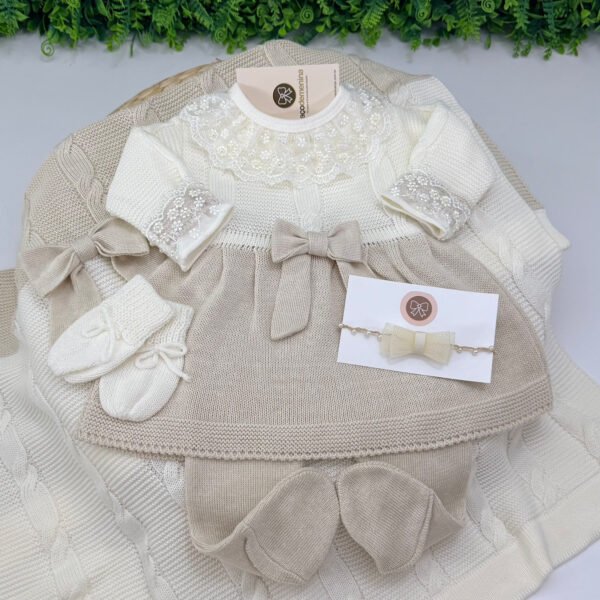 Saída Maternidade Nicole em Tricô com Renda e Pérolas — imagem 3