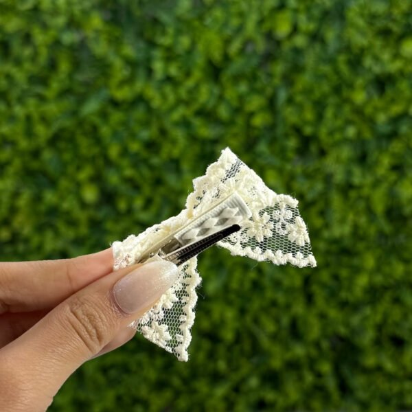 Laço de Cabelo Infantil Off-White em Renda — imagem 2