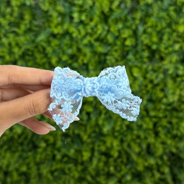 Laço de Cabelo Infantil Azul Claro em Renda — imagem 1