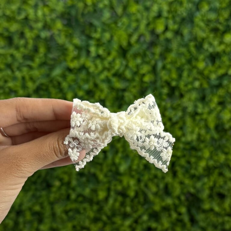 Laço de Cabelo Infantil Off-White em Renda