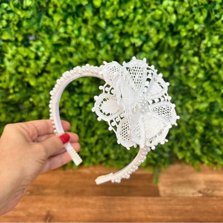 Tiara Infantil Pérolas com Flor Renda Renascença