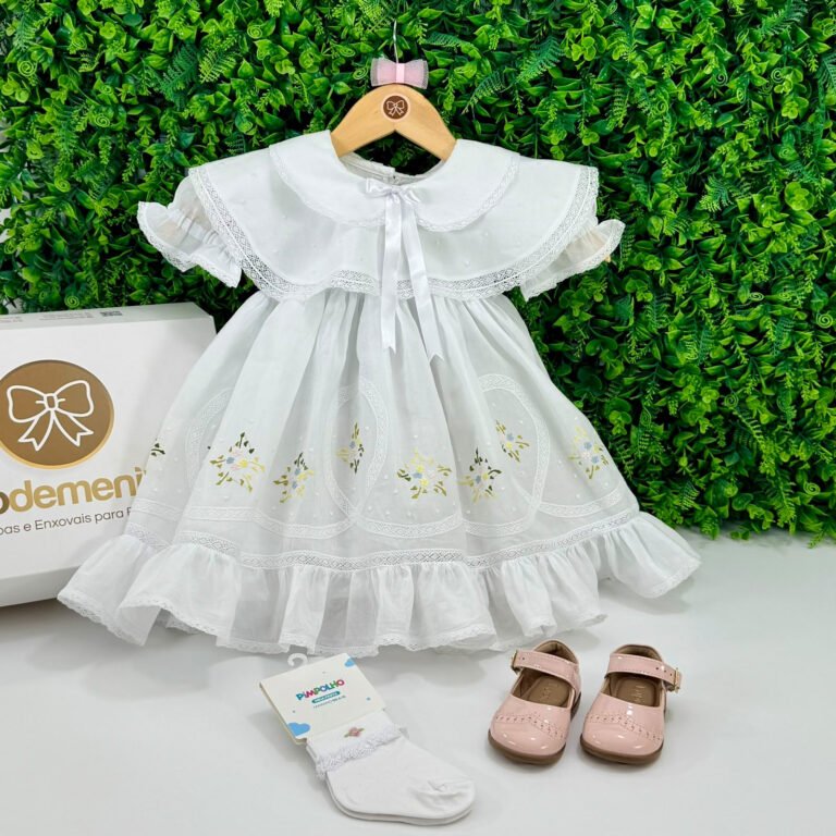 Vestido Batizado Branco com Bordado Floral e Renda