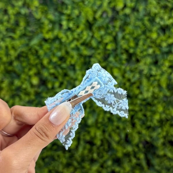 Laço de Cabelo Infantil Azul Claro em Renda — imagem 2