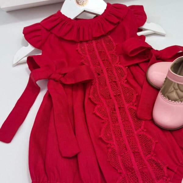 Macacão Curto para Bebê Menina Vermelho com Renda Renascença — imagem 2