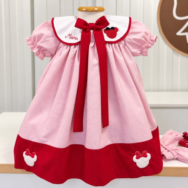 Vestido Infantil Minnie Rosa com Laço e Detalhes Vermelhos — imagem 1